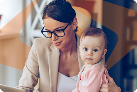 Mulher com bebê no colo vendo a página de perguntas da Viva+